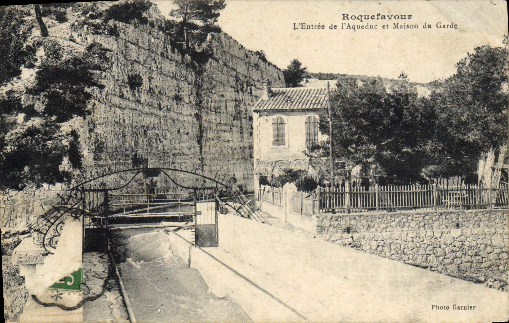 CPA Roquefavour L'Entree De I'Aqueduc Et Maison Du Garde