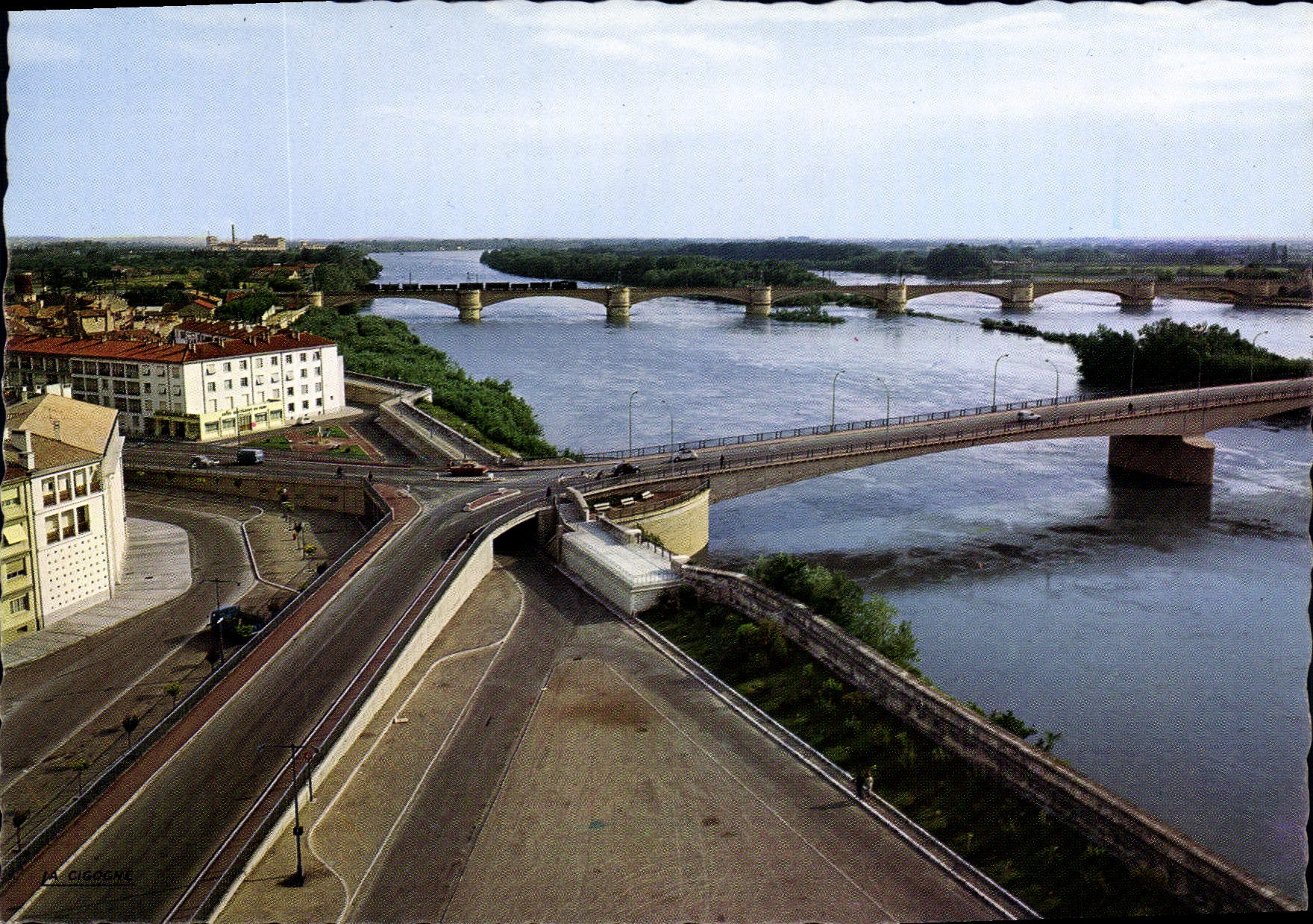 CPSM Tarascon Sur Rhone Le Rhone Et Le Pont Reliant La Ville Avec Beaucaire
