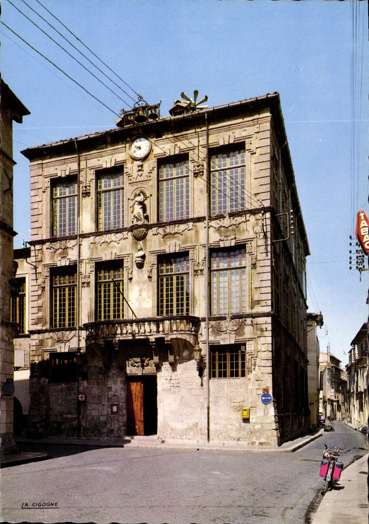 CPSM Tarascon Sur Rhone L'Hotel De Ville rue des Halles