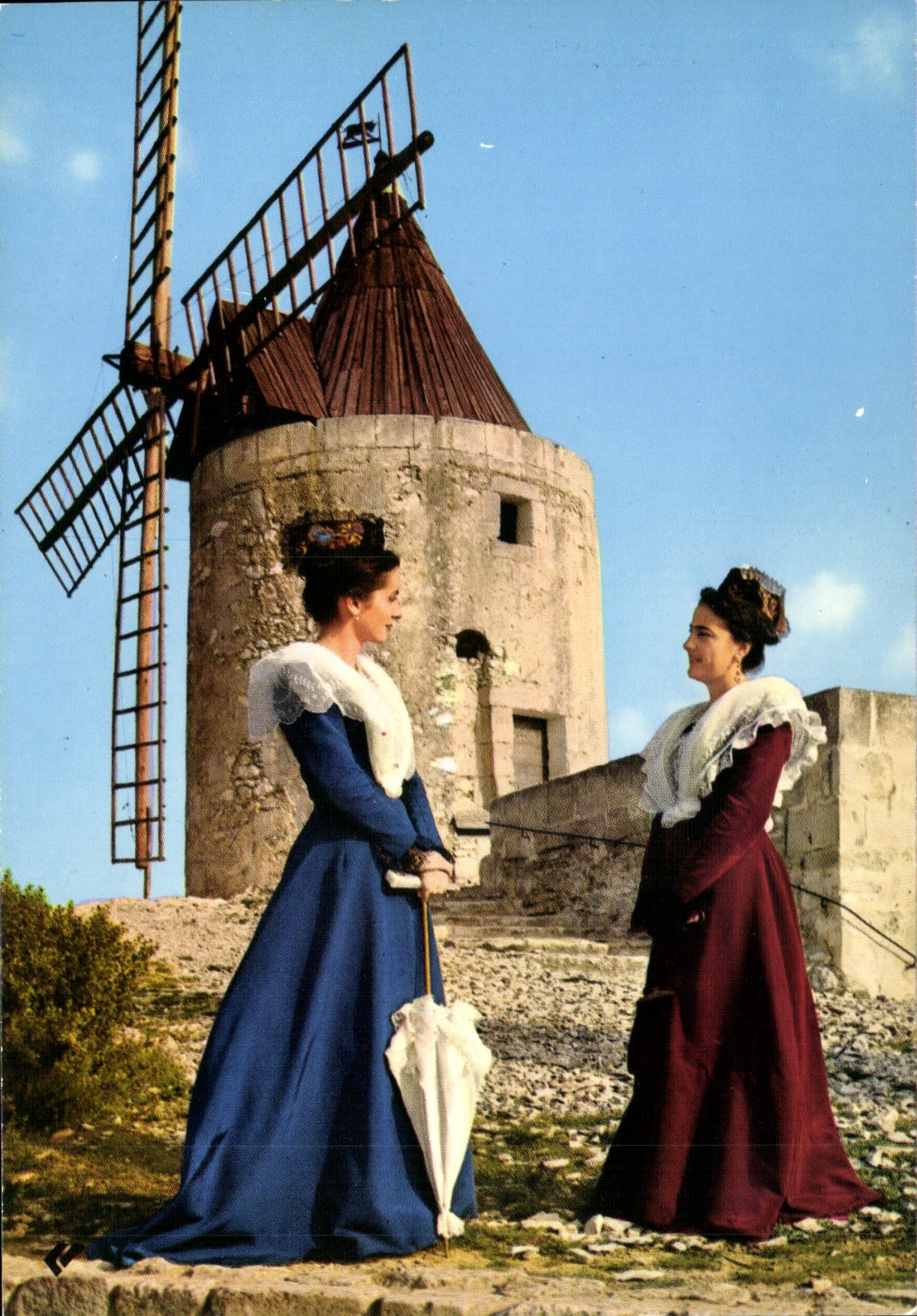 CPSM En Provence Fontvieille Arlesiennes Au Moulin d'Alphonse Daudet
