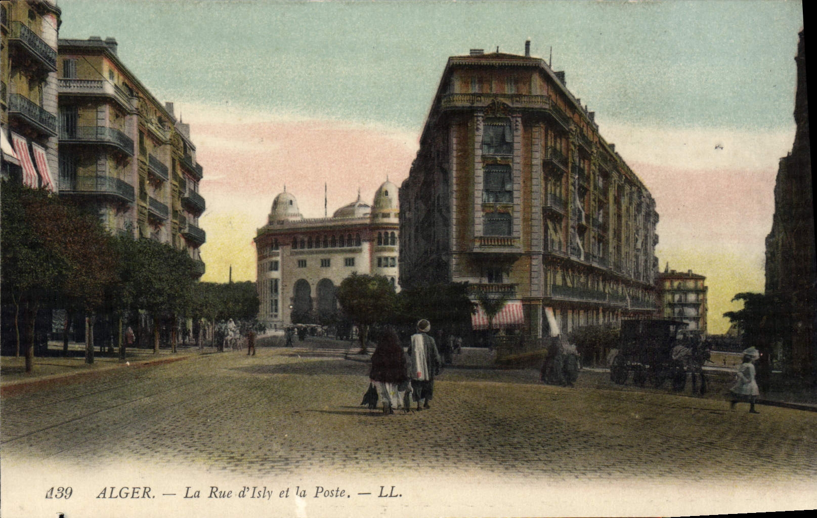 CPA Alger La Rue D'Isly Et La Poste