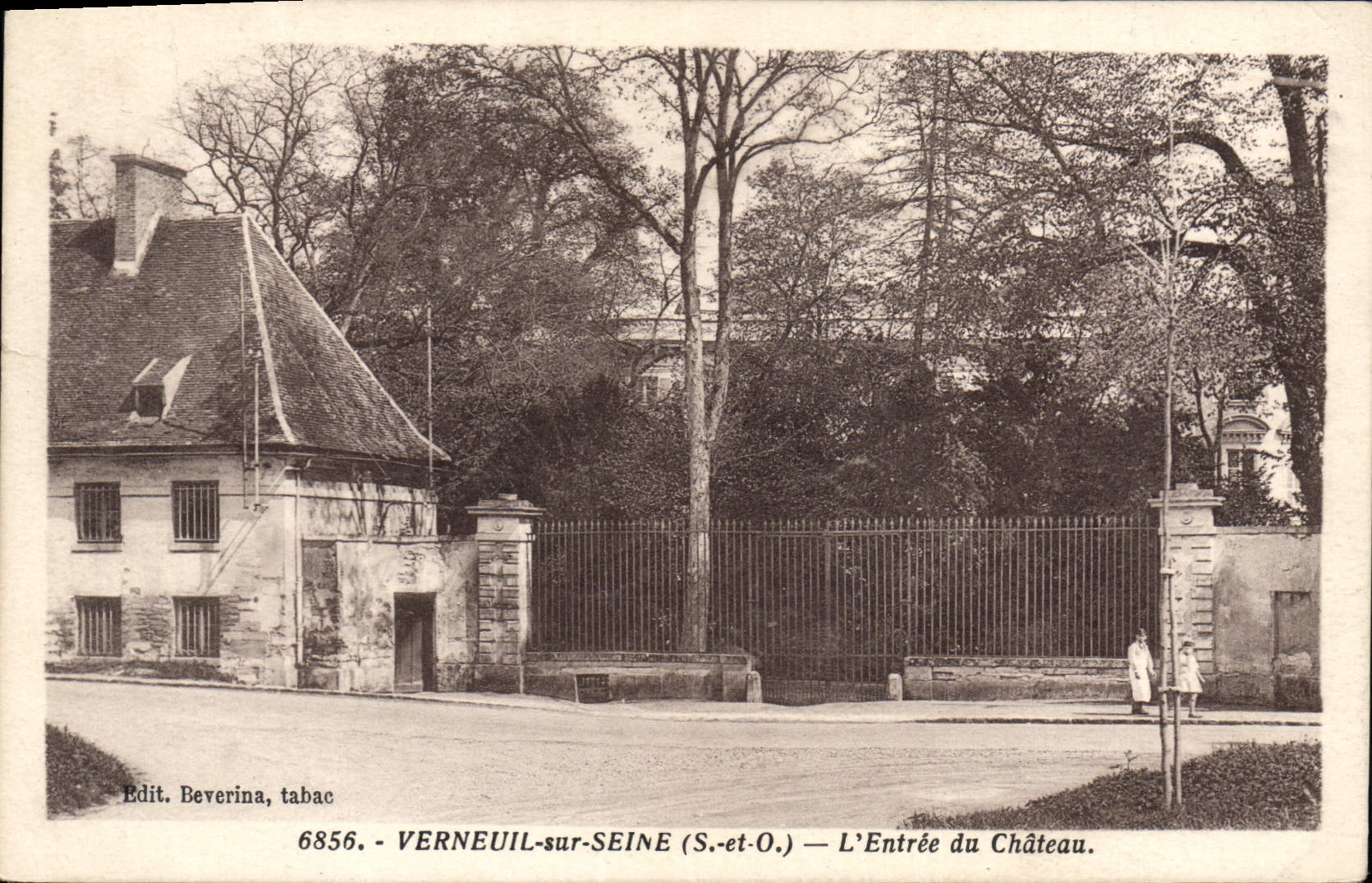CPA Verneuil Sur Seine L'Entree Du Chateau