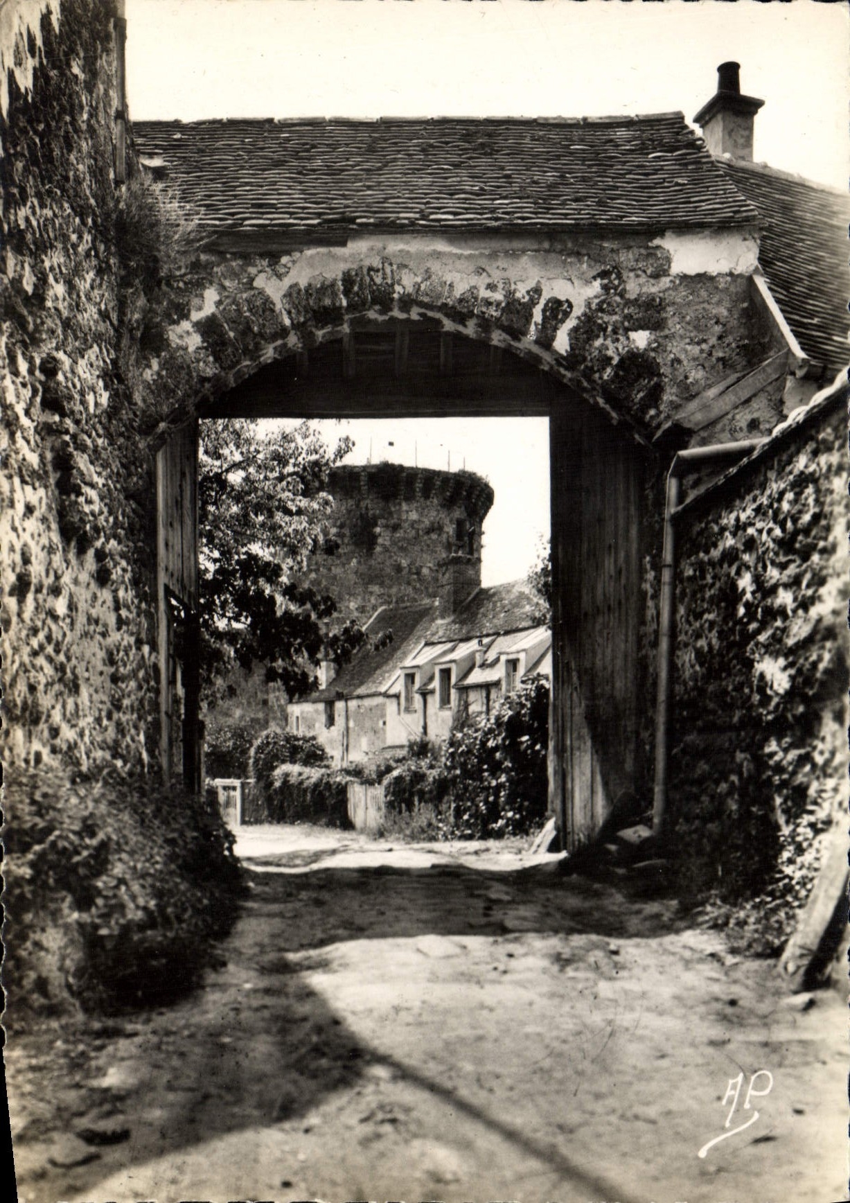 CPSM Chevreuse La Vieille Porte Et Les Remparts