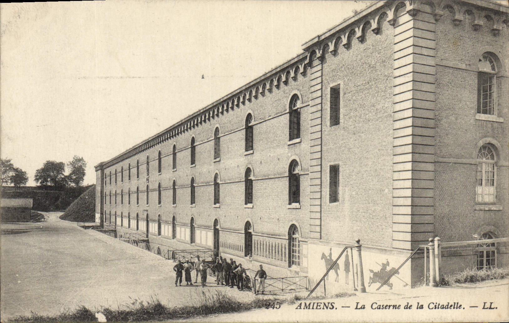 CPA Amiens La Caserne De la Citadelle