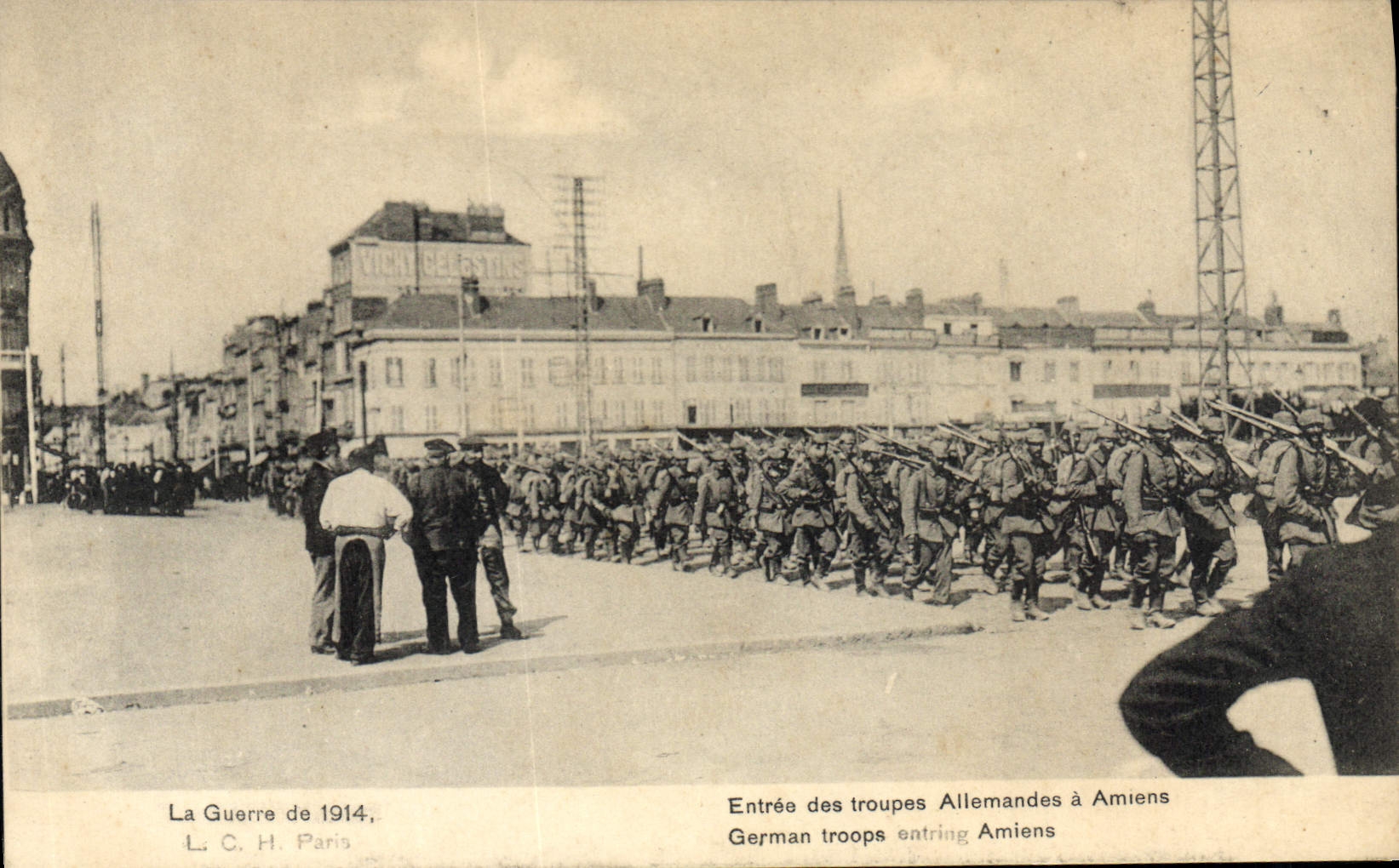 CPA Amiens entrée des troupes allemandes 1914