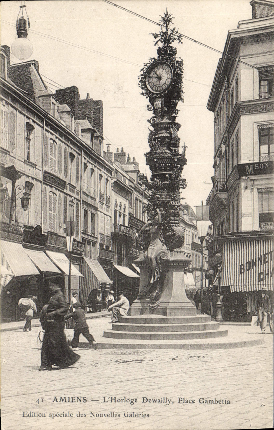 CPA Amiens L'Horloge Dewailly Place Gambetta