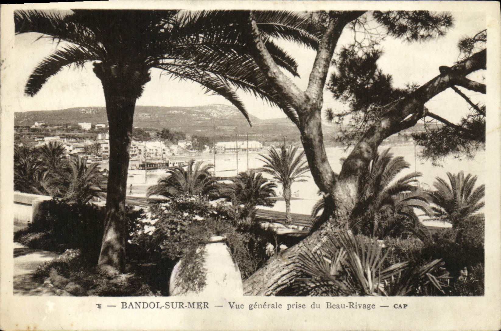 CPA Bandol Sur Mer Vue Generale Prise Du Beau Rivage