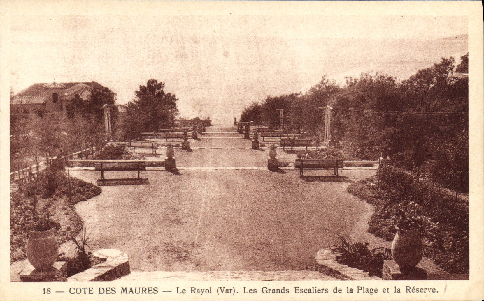 CPA Le Rayol Les Grands Escaliers De La Plage Et La Reserve