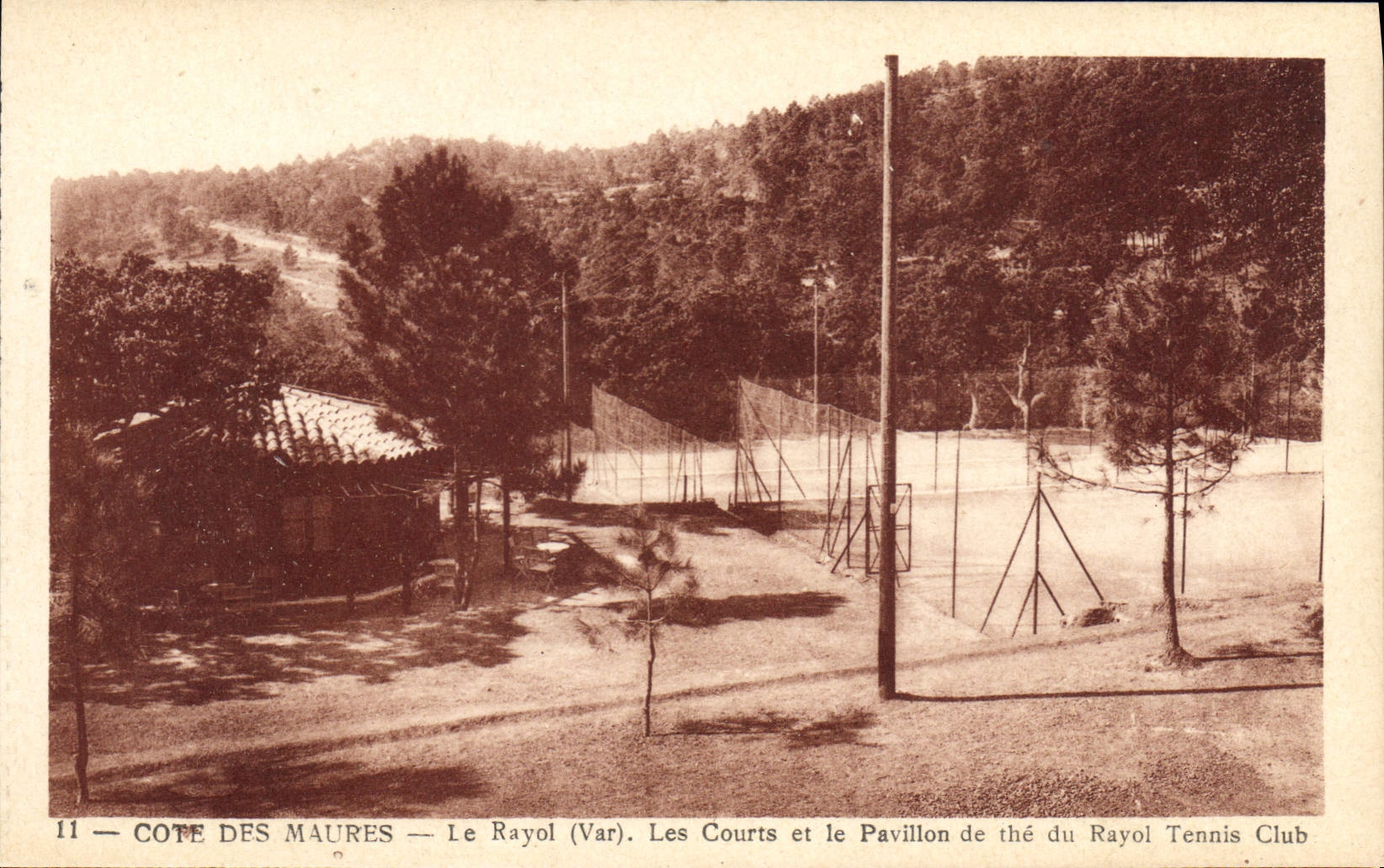 CPA Le Rayol Les Courts Et Le Pavillon De Thé Du Rayol Tennis club