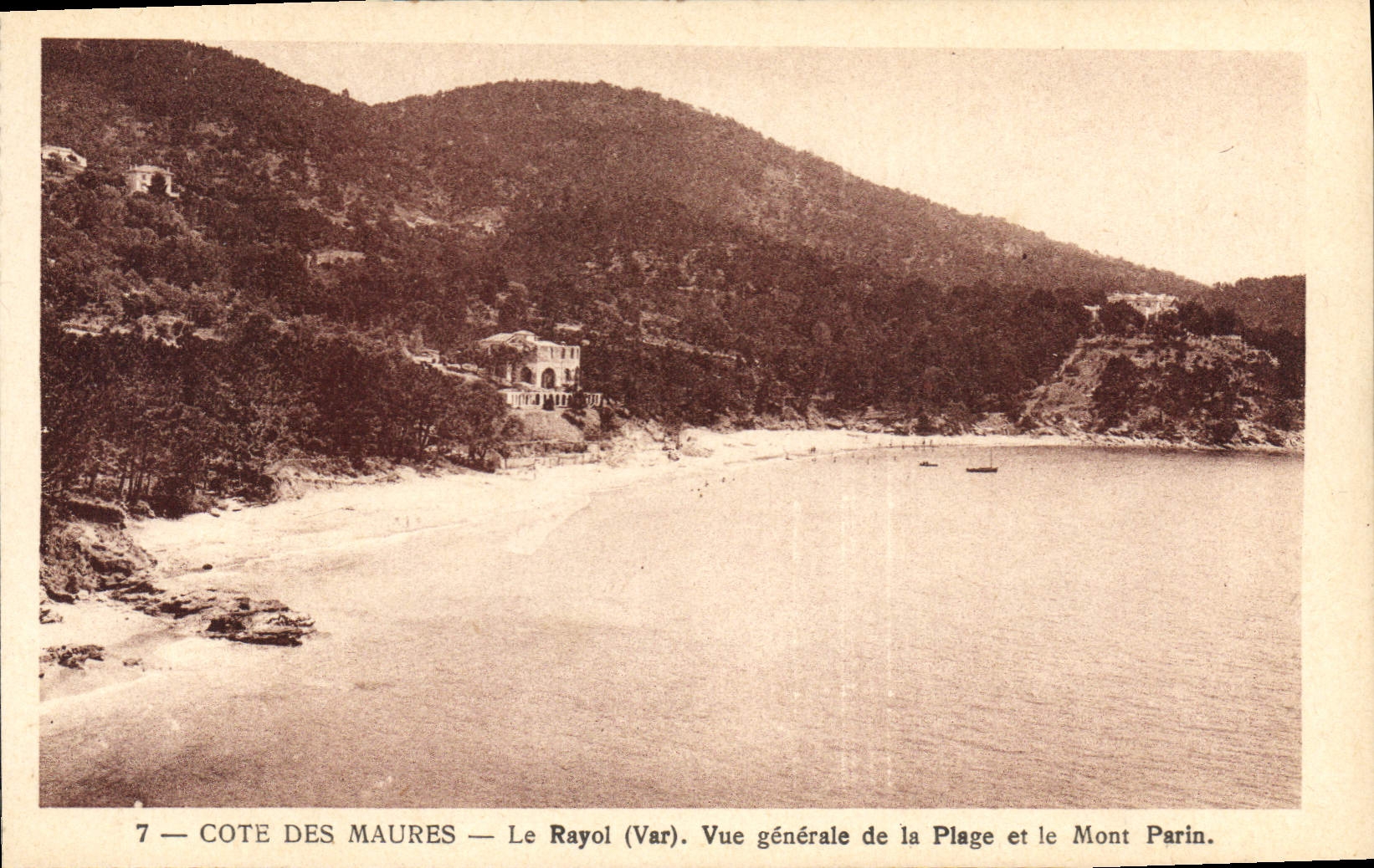 CPA Le Rayol Vue Generale De la Plage Et Le Mont Parin