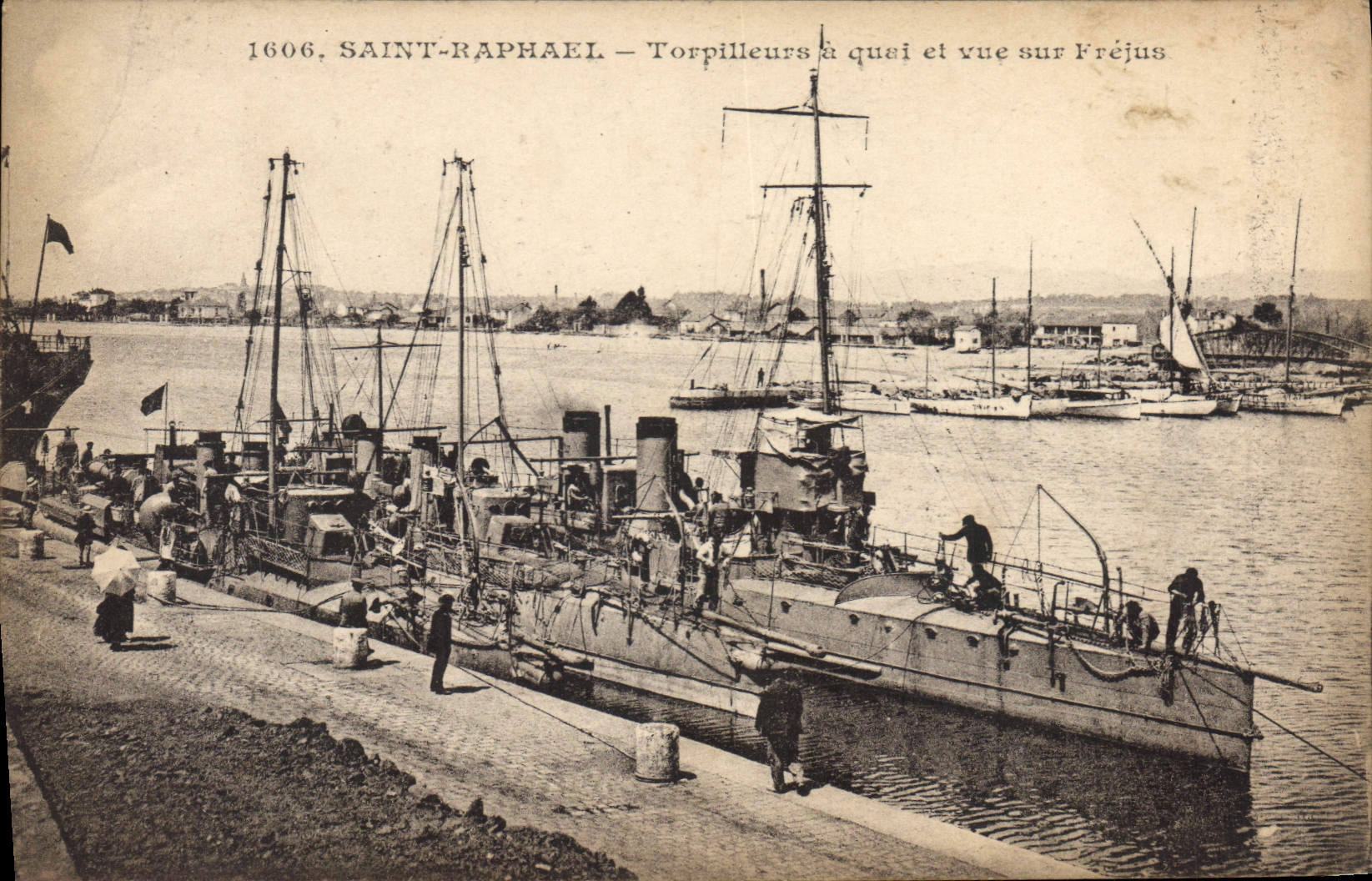 CPA Saint Raphael Torpilleurs A Quai Et Vue Sur Fréjus