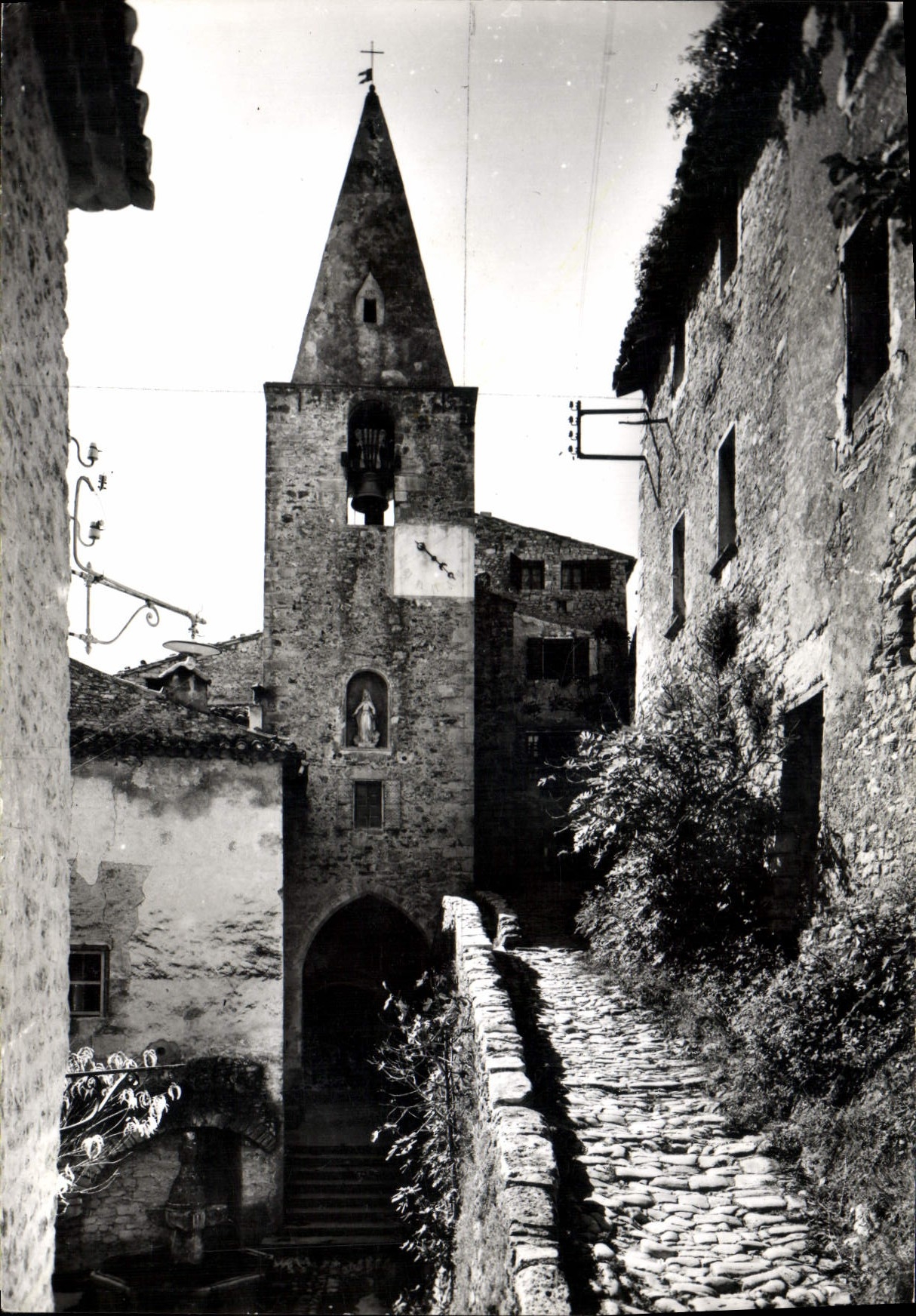 CPSM Le Crestet Vieille Rue Et I'Eglise