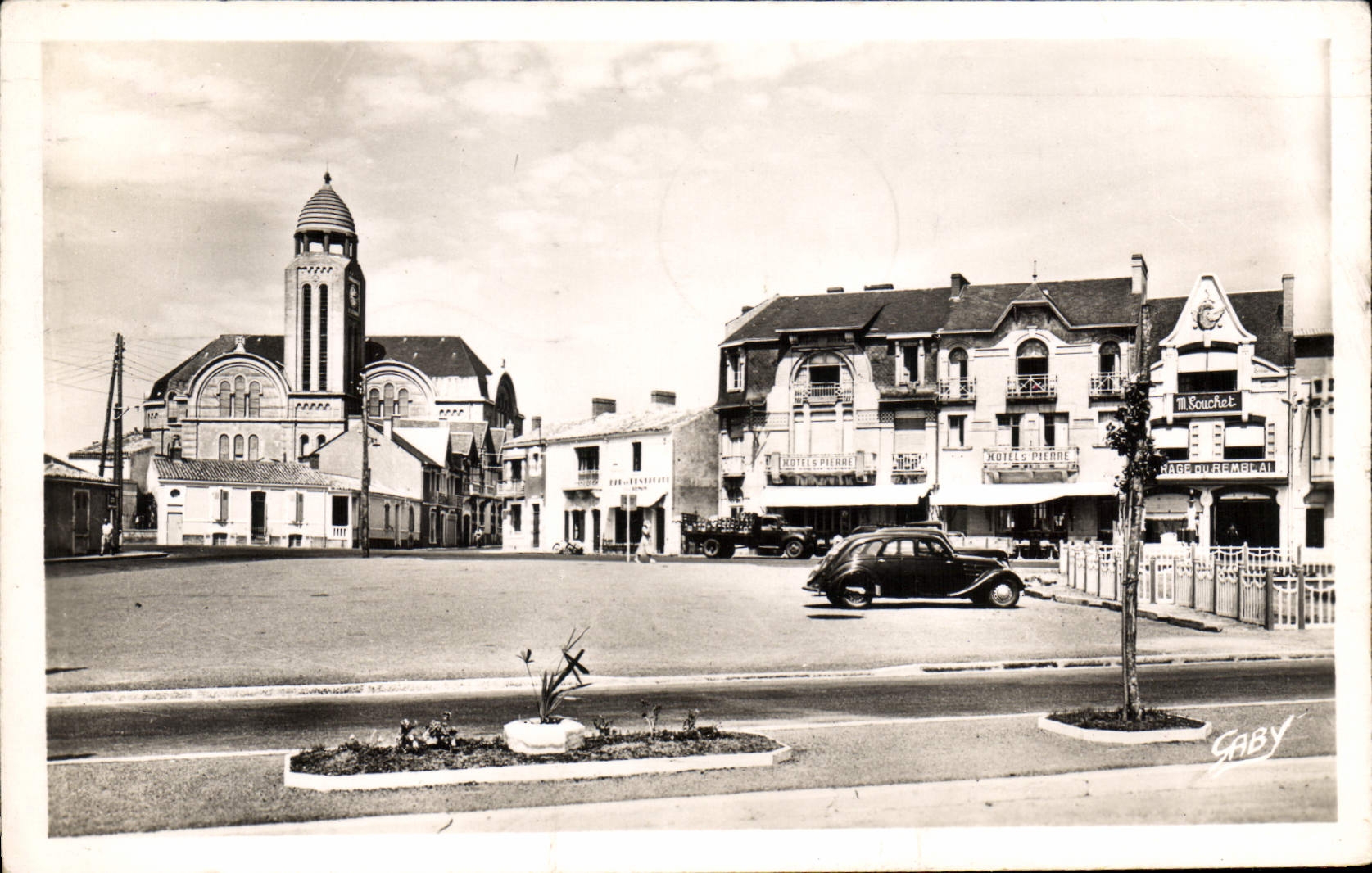 CPA Les Sables D'Olonne Place De Strasbourg Et église