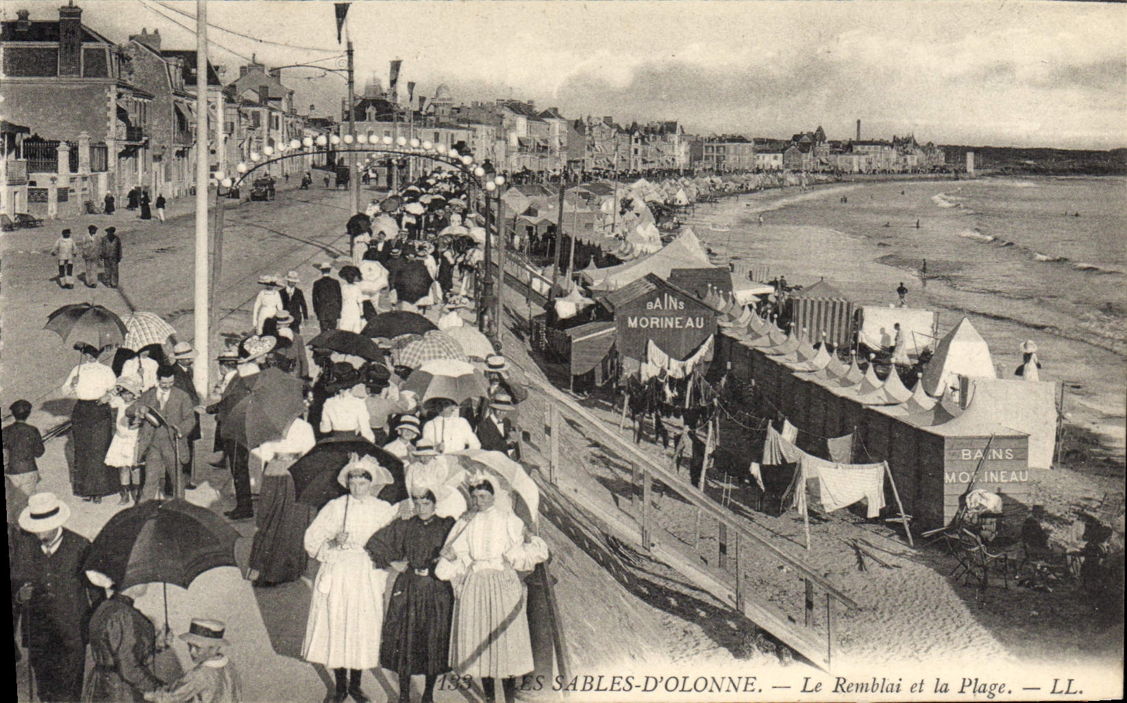 CPA Sables D'Olonne Le Remblai Et La Plage bains Morineau