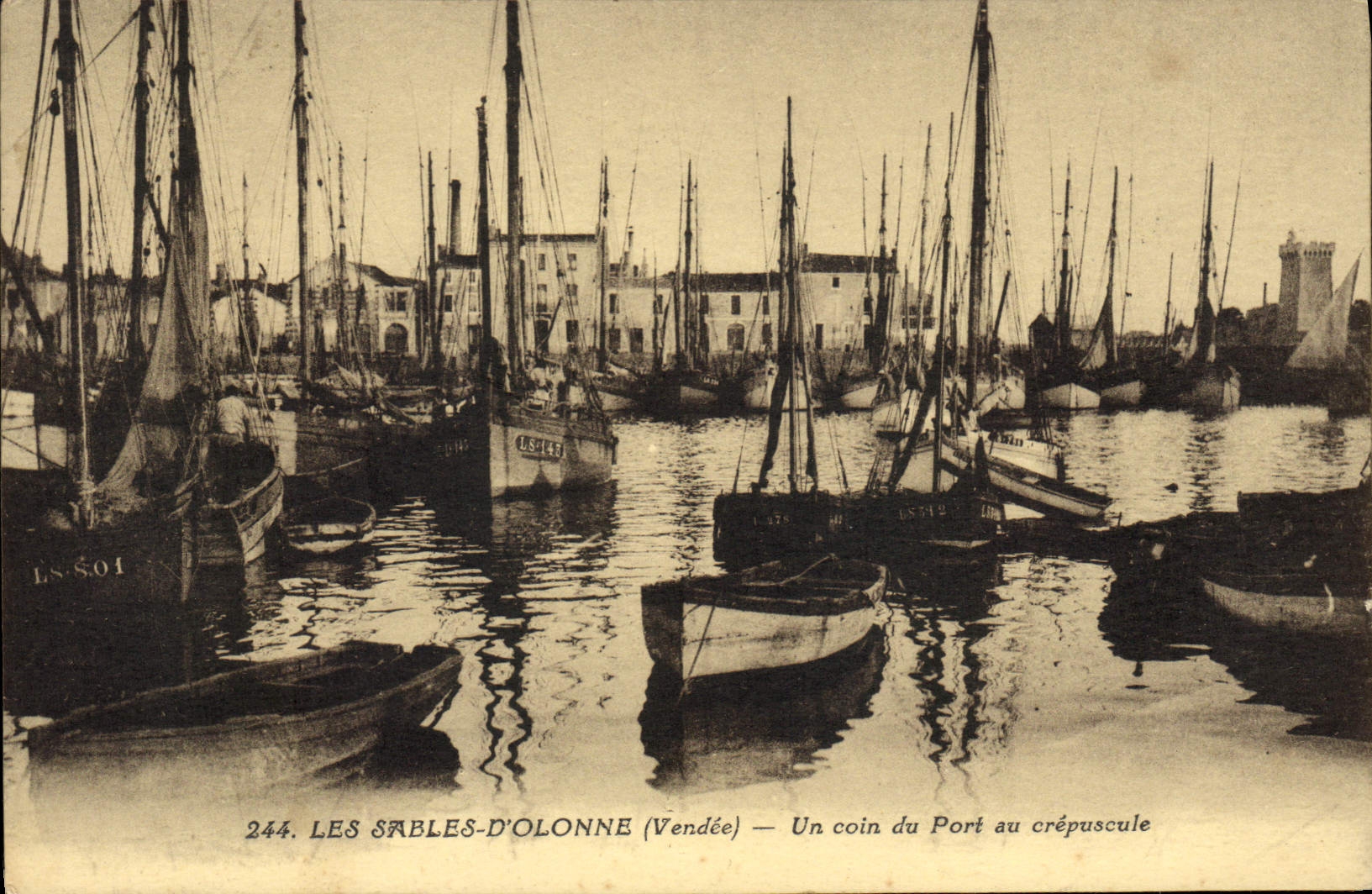 CPA Sables D'Olonne Un Coin Du Port Au Crepuscule