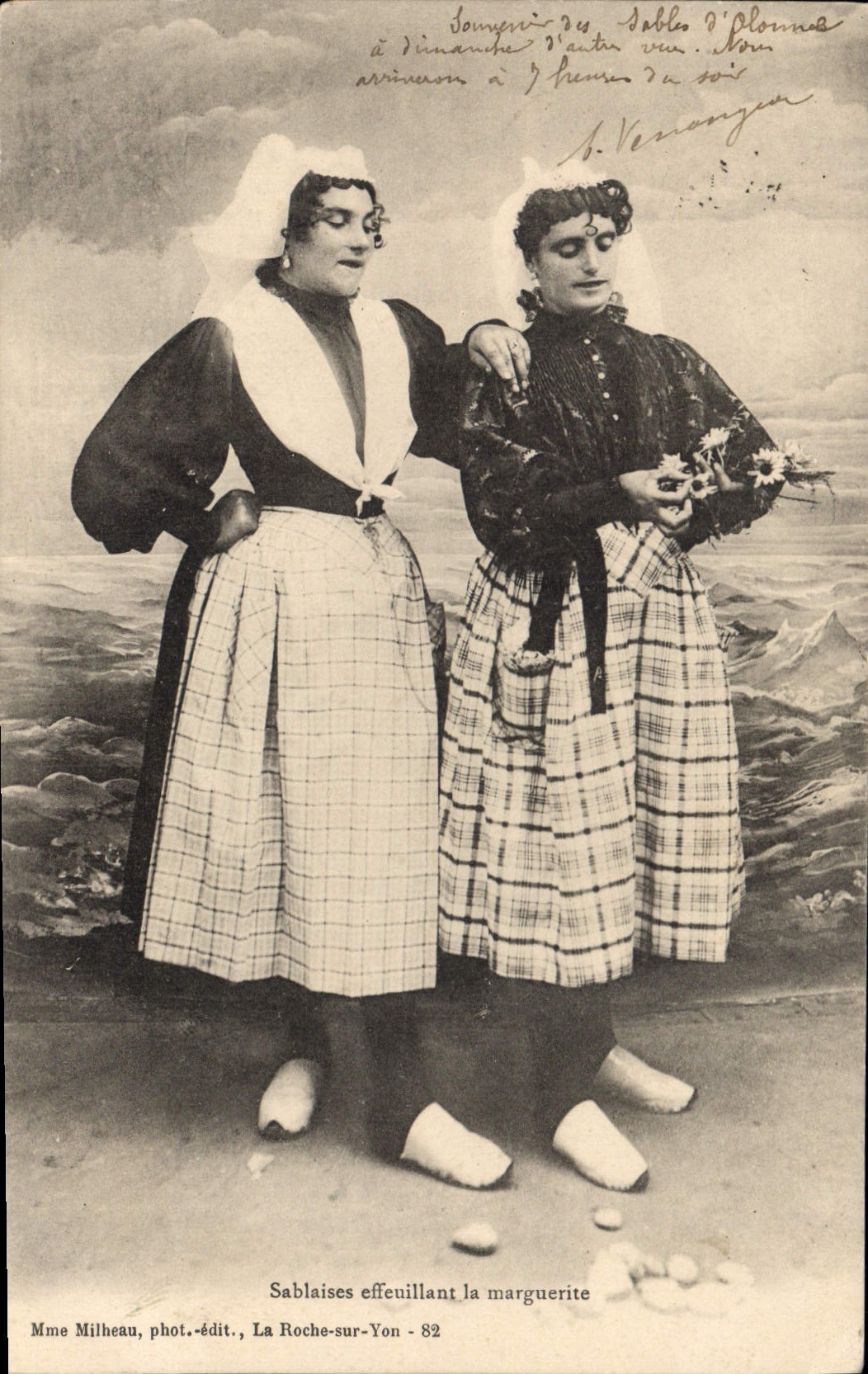 CPA Sablaises Effeuillant La Marguerite