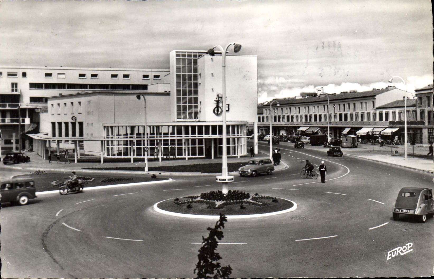 CPA Royan Le Rond Point De La Poste