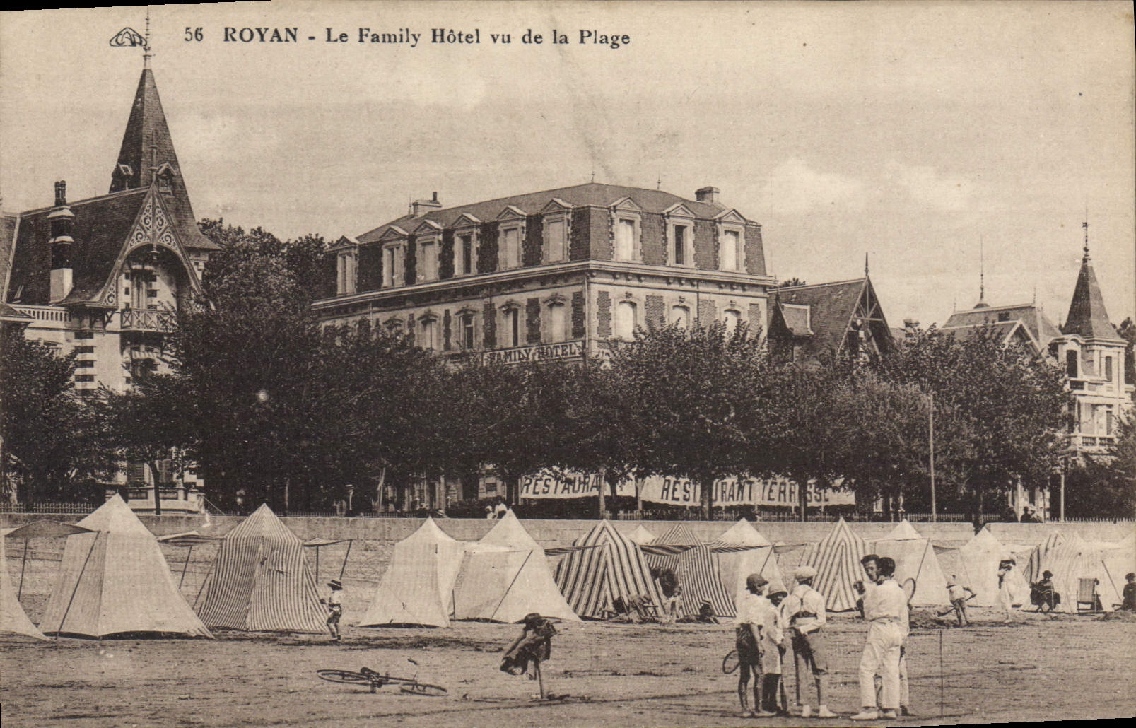CPA Royan Le Family Hotel Vu De La Plage