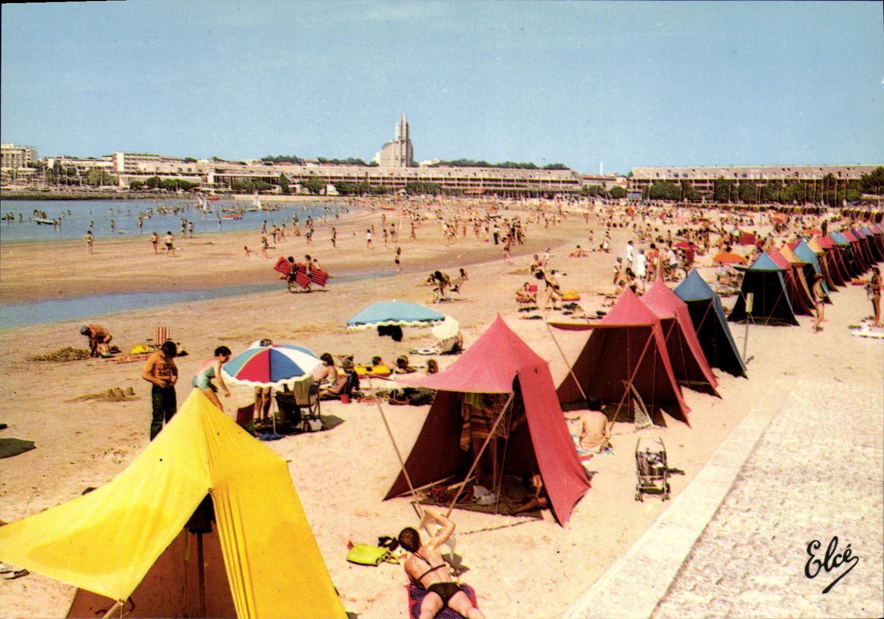 CPSM Royan La Grande Plage Et le Front De Mer Au Fond I'Eglise