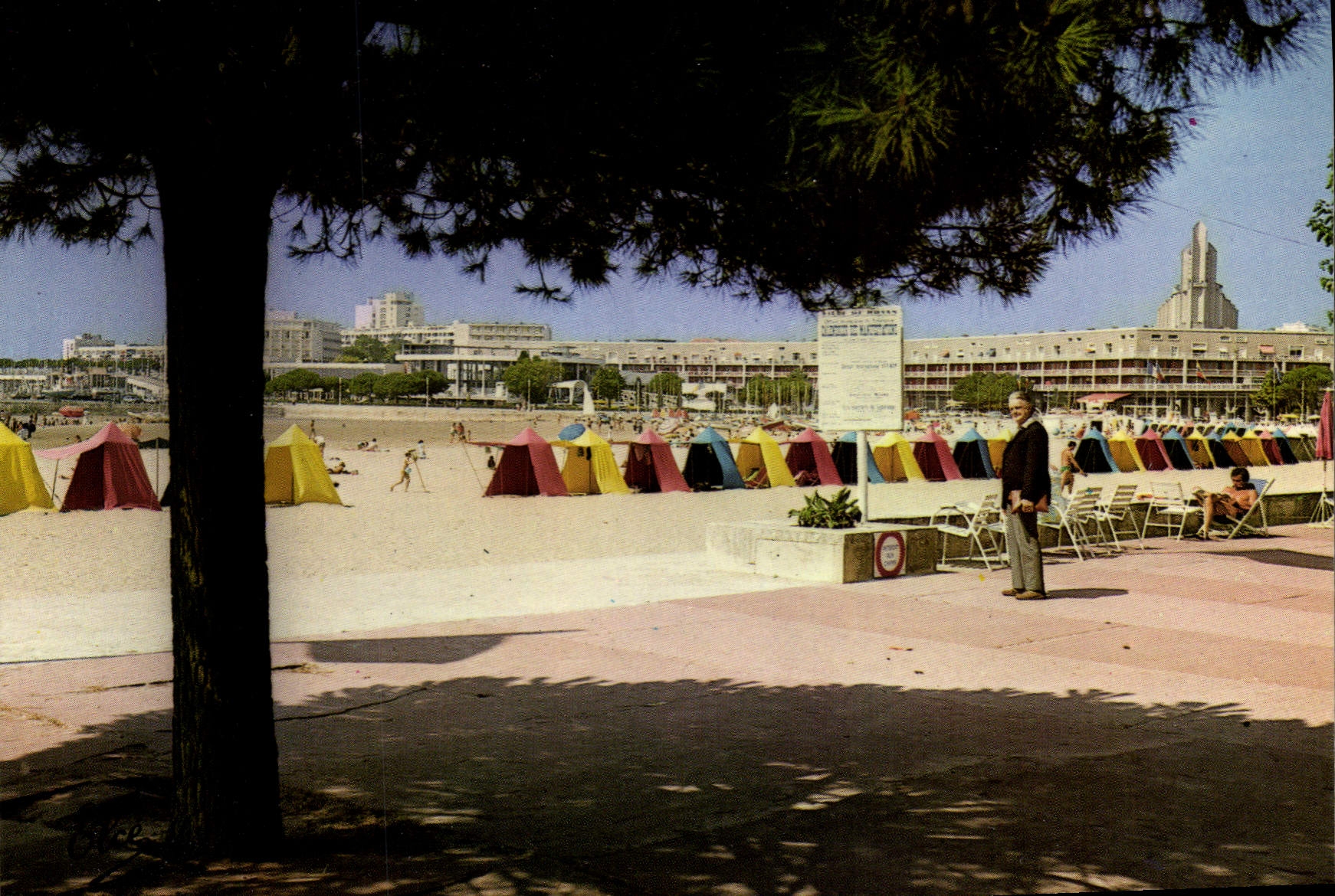 CPSM Royan La Grande Plage Avec Le Front De Mer Le Casino Et I'Eglise