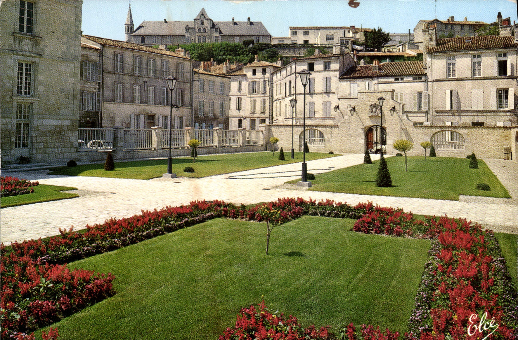 CPSM Saintes Le Nouveau Square De Nivelles Avec Ses Beaux Massifs Fleuris