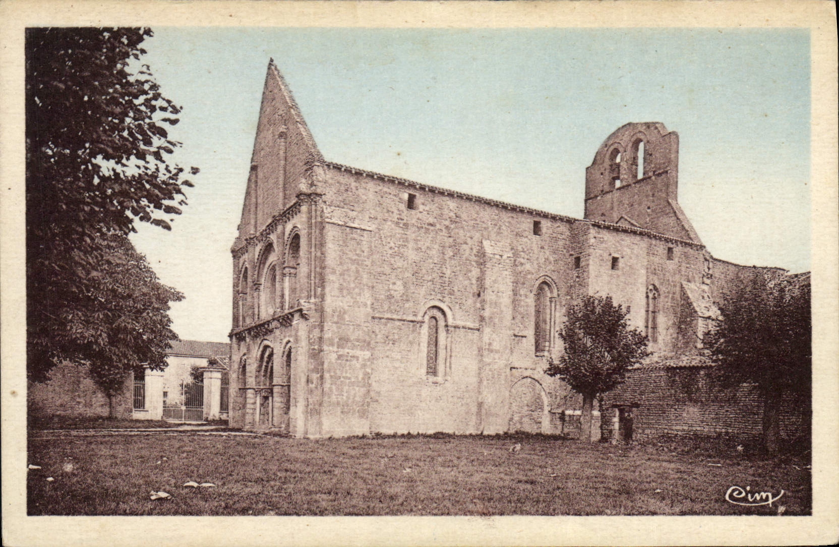 CPA Genouille L'Eglise Vue En Son Ensemble Commencee Au XIIème siècle