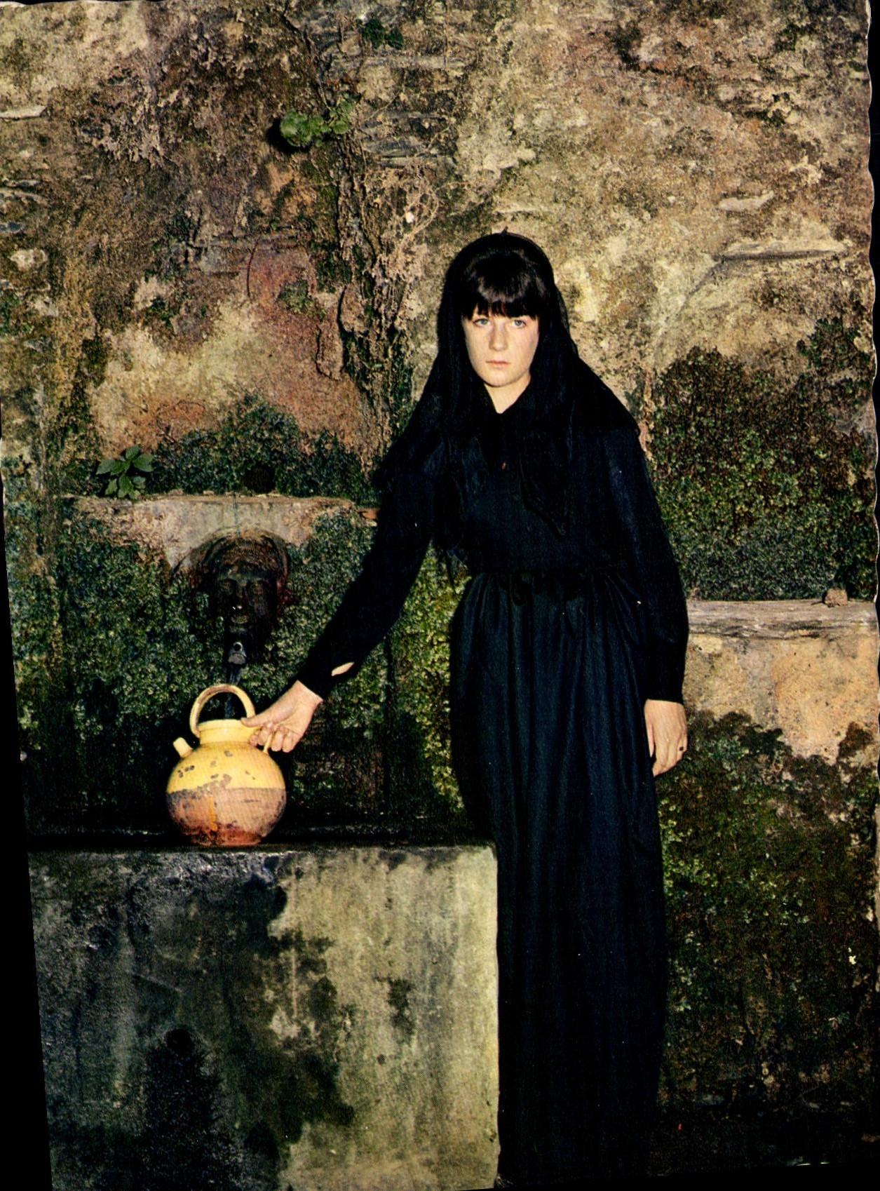 CPSM Charmes Et Couleurs De La Corse Jeune Fille Corse A La Fontaine