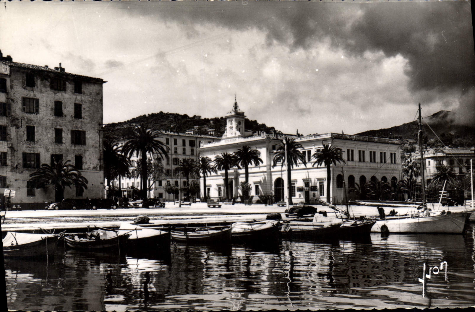 CPA Ajaccio Un Coin Du Port Et I'Hotel De Ville