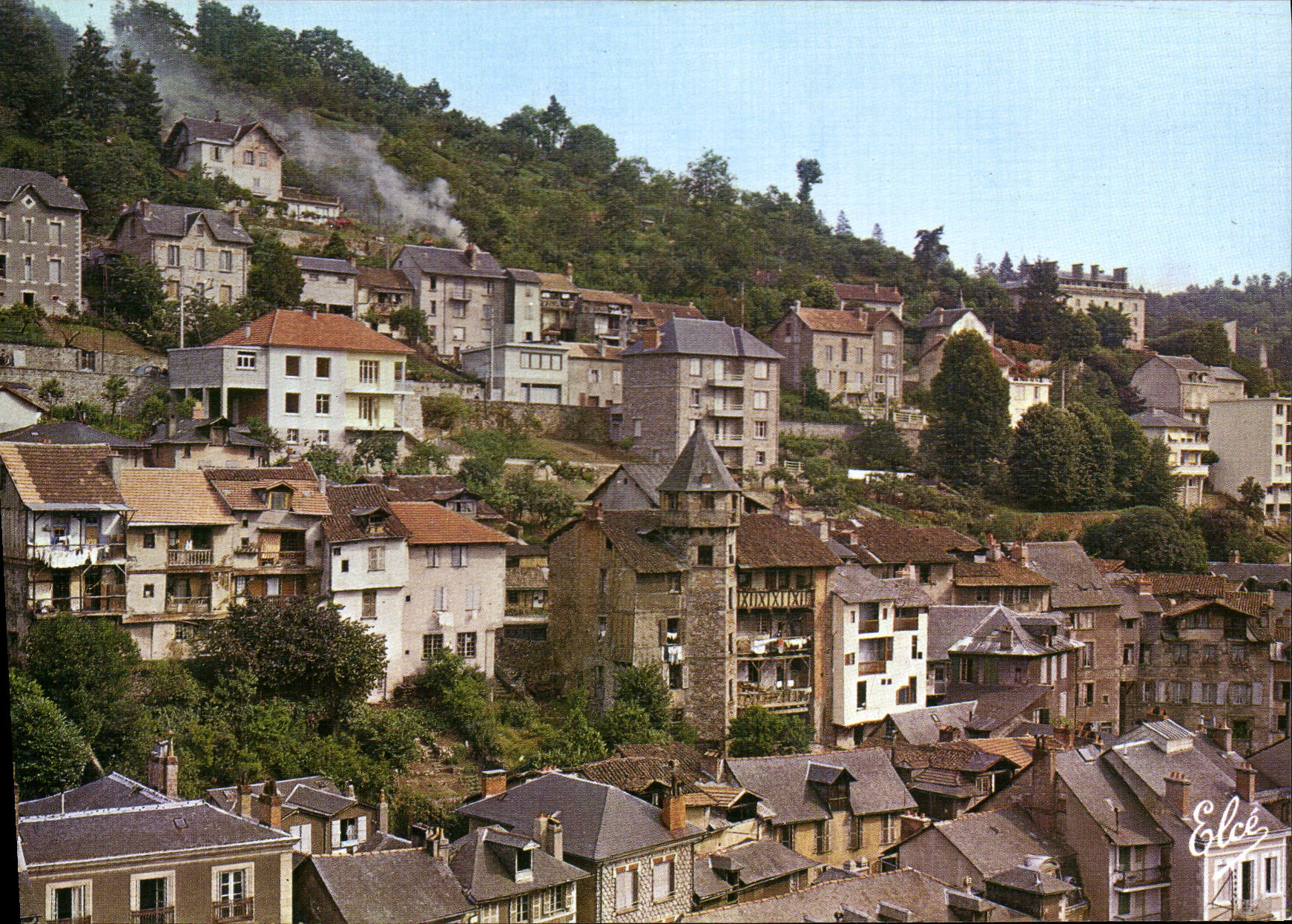 CPSM Tulle Vue Generale Les Vieilles Maisons Avec Une Belle Tour