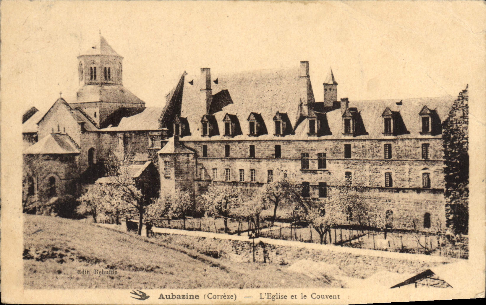CPA Aubazine L'Eglise Et Le Couvent