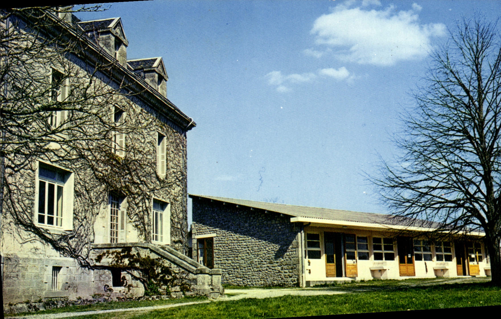 CPSM Hautefage Le Chateau Et Les Salles A manger pupilles