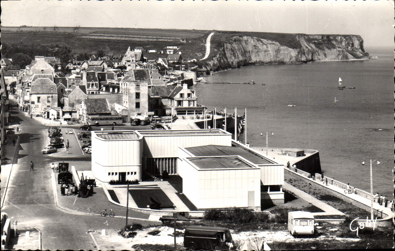 CPA Arromanches Vue Generale Au Premier Plan Musee Commemoratif