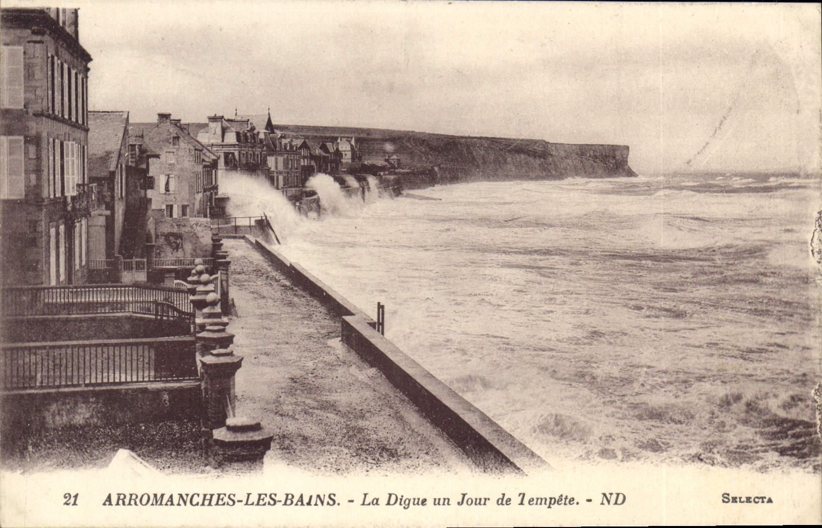 CPA Arromanches Les Bains La Digue Un Jour De Tempete