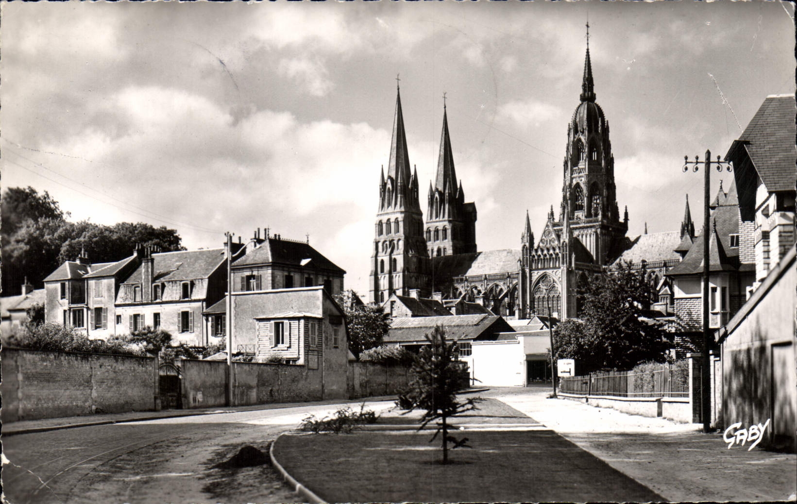CPA Bayeux Boulevard Sadi Carnot Et La Cathedrale