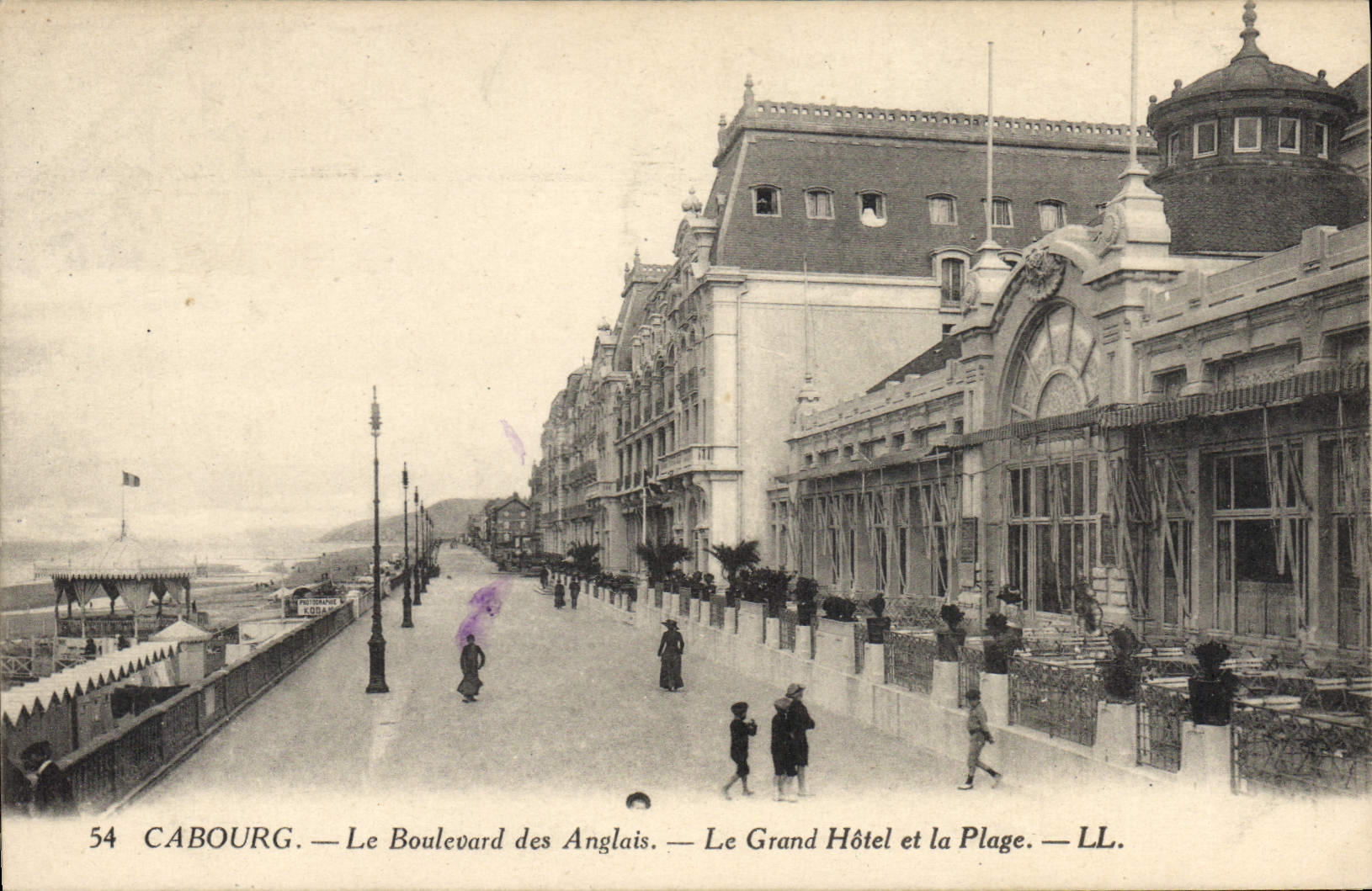 CPA Cabourg Le Boulevard Des Anglais Le Grand Hotel Et La Plage