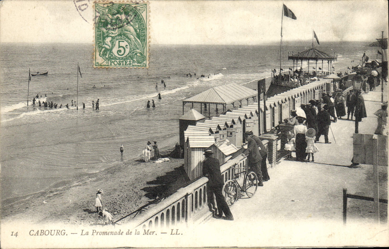 CPA Cabourg La Promenade De La Mer