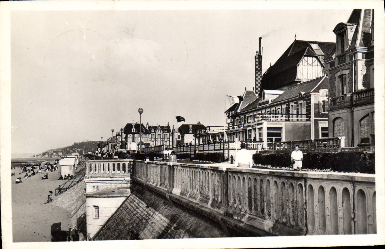 CPA Cabourg La Digue Promenade