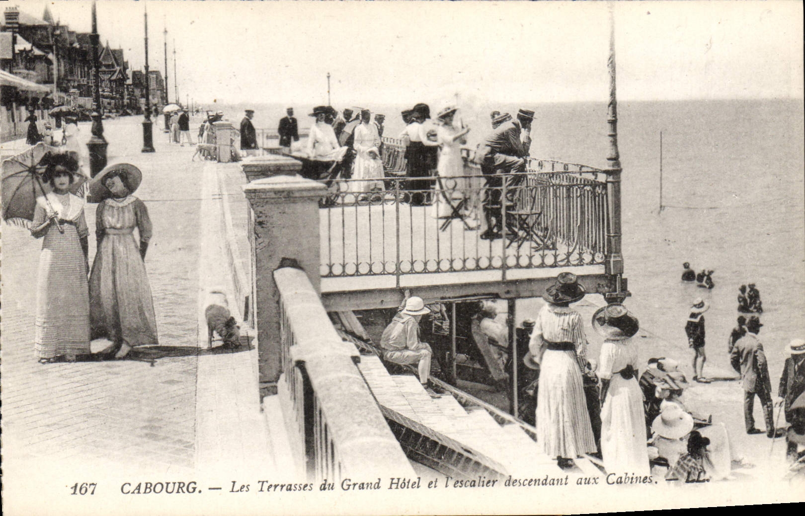 CPA Cabourg Les Terrasses Du Grand Hotel Et I'Escalier