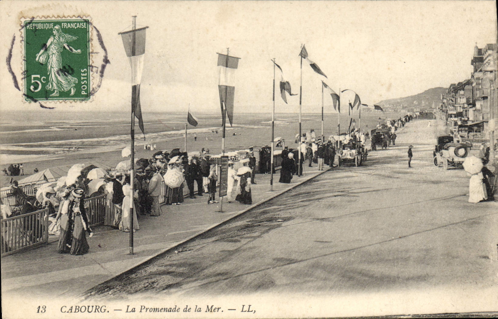CPA Cabourg La Promenade De La Mer