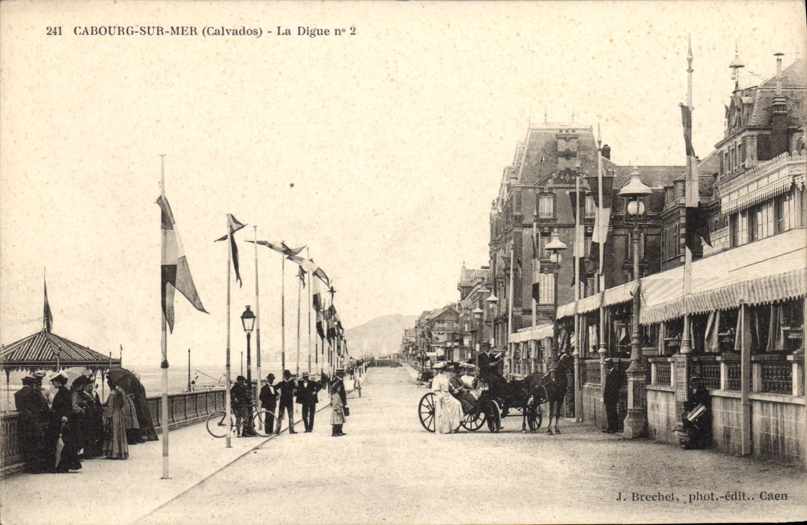 CPA Cabourg Sur Mer La Digue