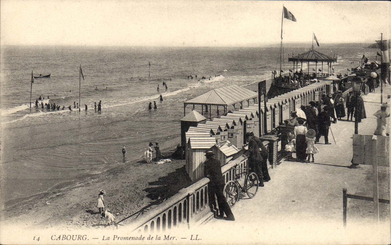 CPA Cabourg La Promenade De La Mer