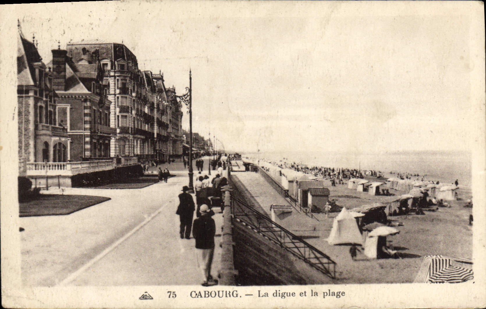 CPA Cabourg La Digue Et La Plage