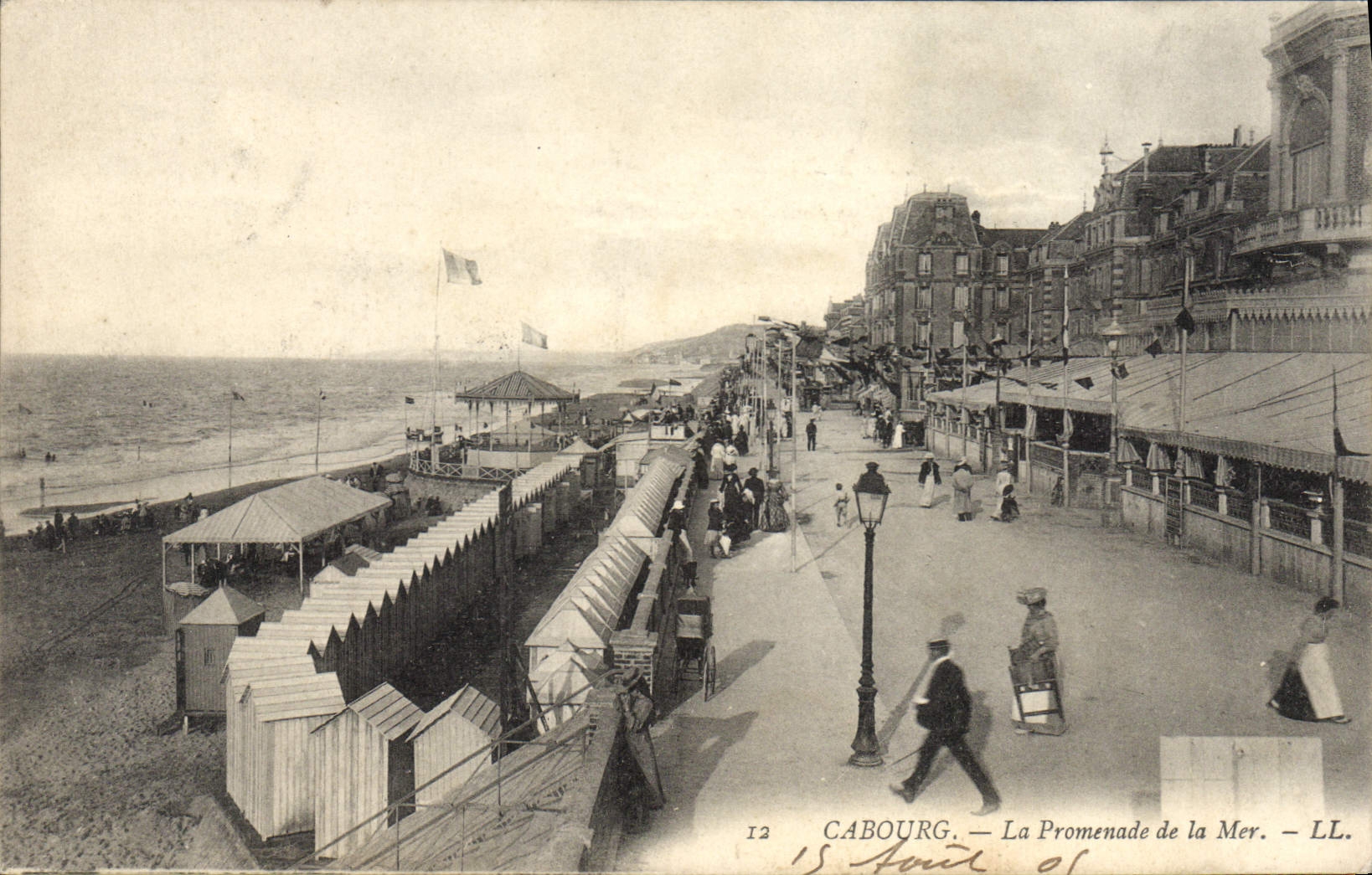 CPA Cabourg La Promenade De La Mer