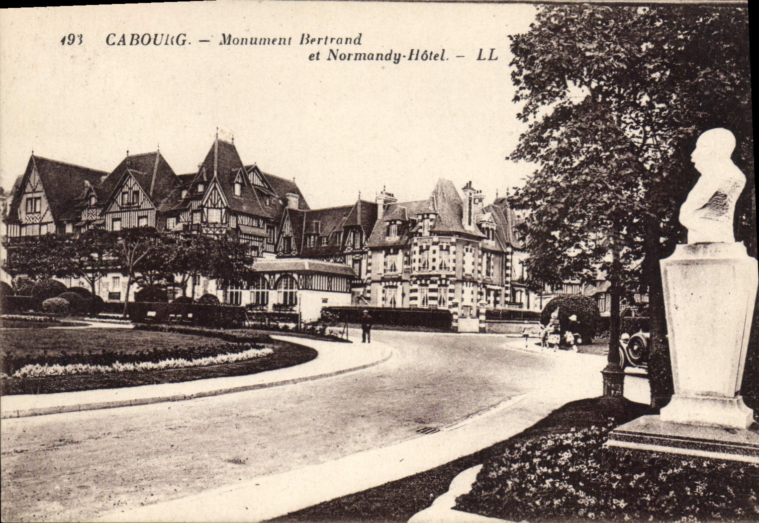 CPA Cabourg Monument Bertrand Et Normandy Hotel