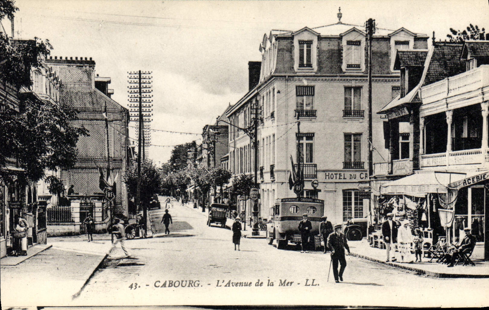 CPA Cabourg L'Avenue De La Mer