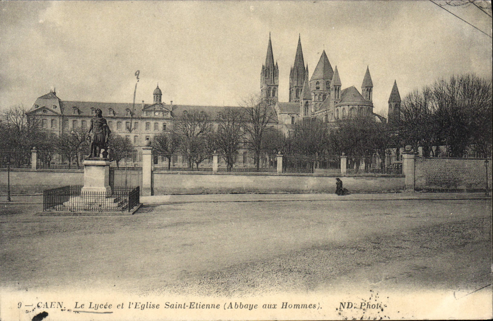 CPA Caen Le Lycee Et I'Eglise Saint Etienne