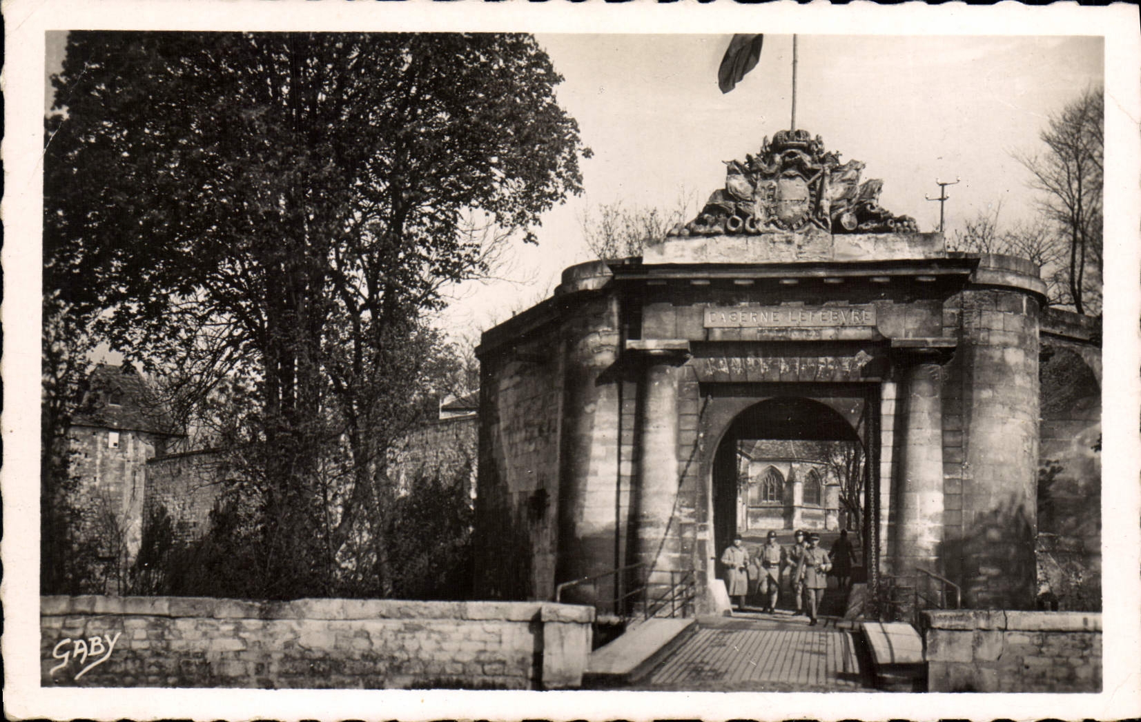 CPA Caen Entree Du Chateau Et Pont Levis