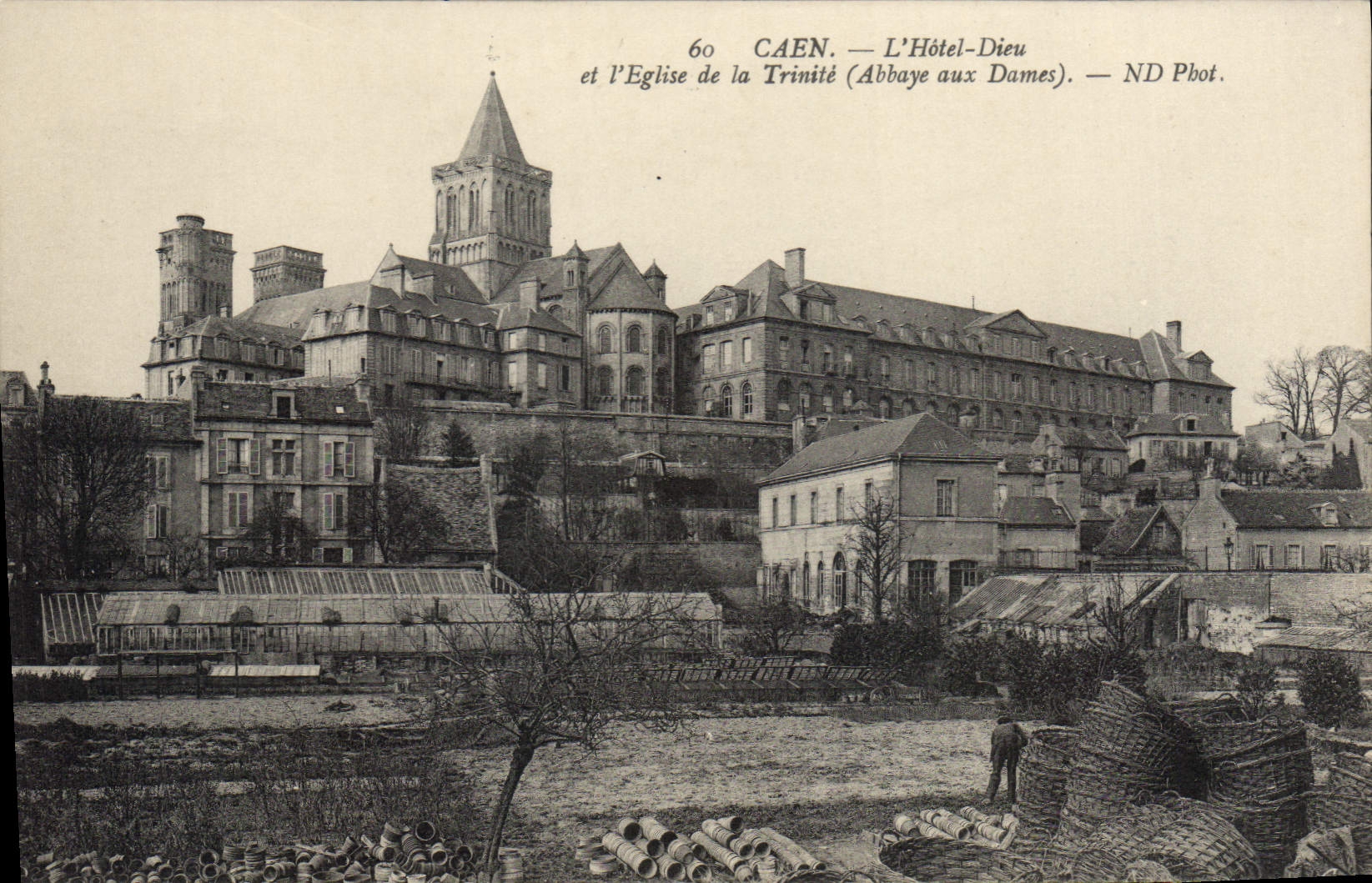 CPA Caen L'Hotel Dieu Et I'Eglise De La Trinite