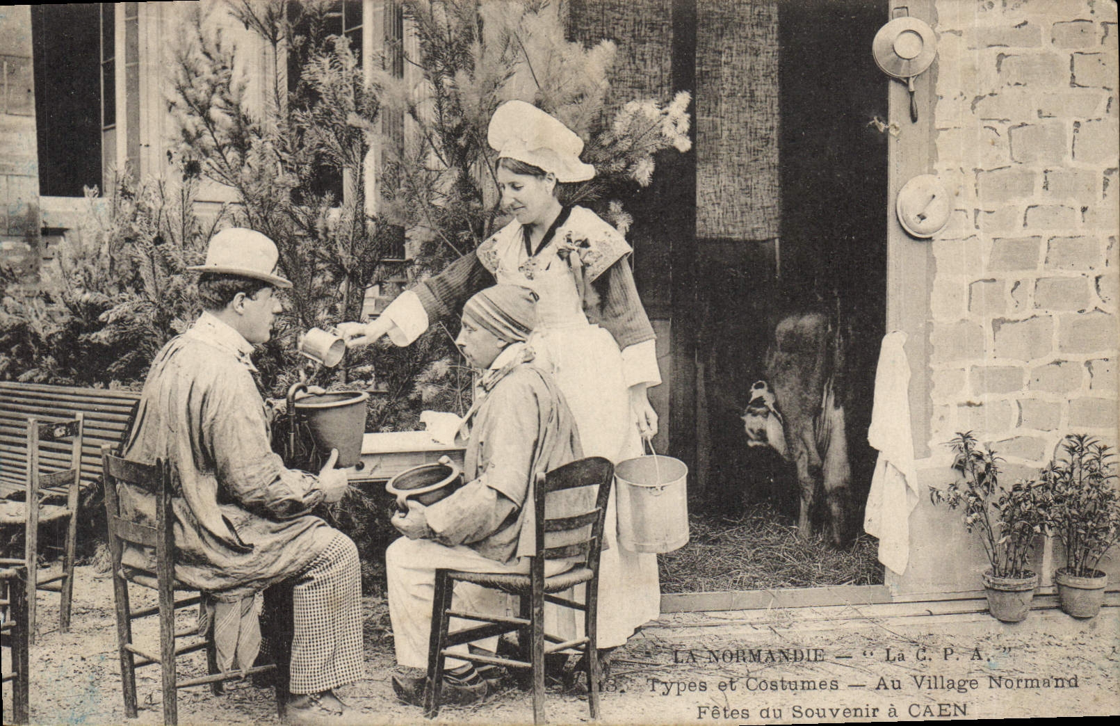CPA La Normandie Types Et Costumes Au Village Normand Caen