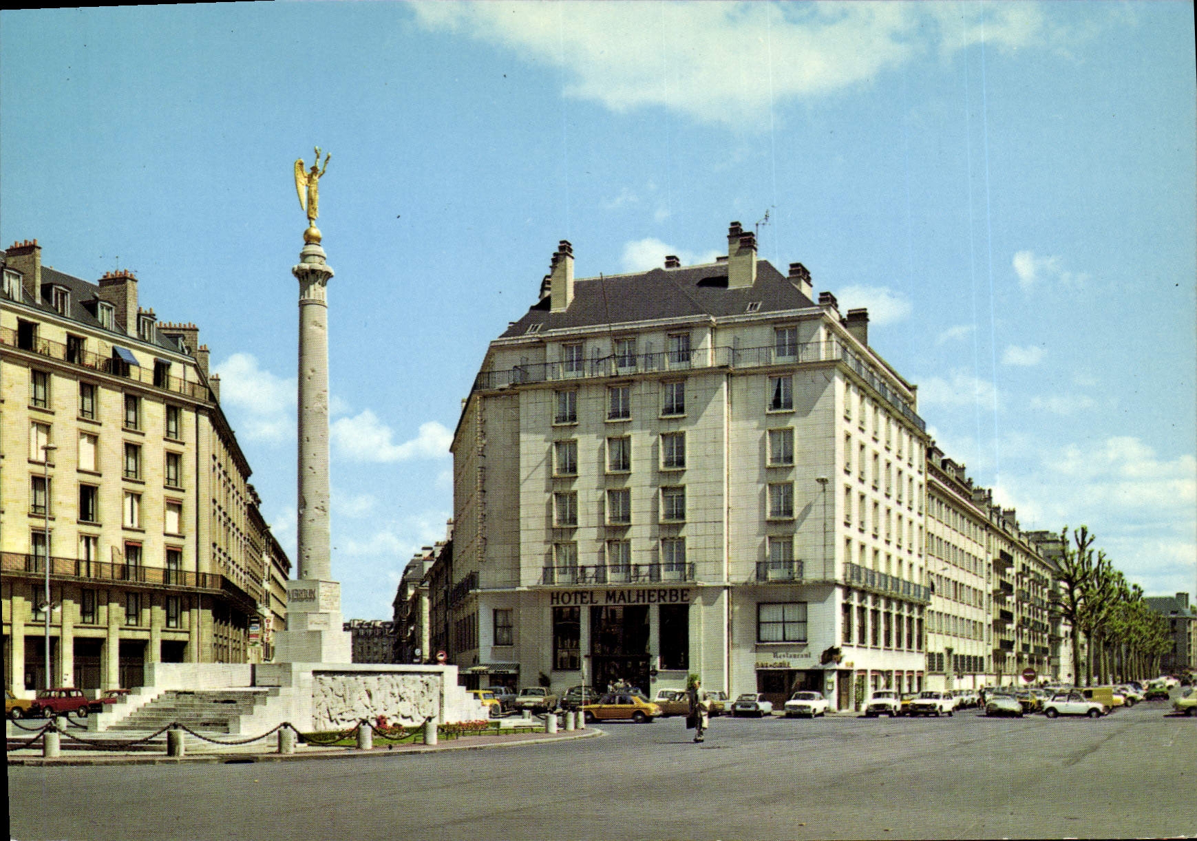 CPSM Caen Place Foch Et Monument Aux Morts